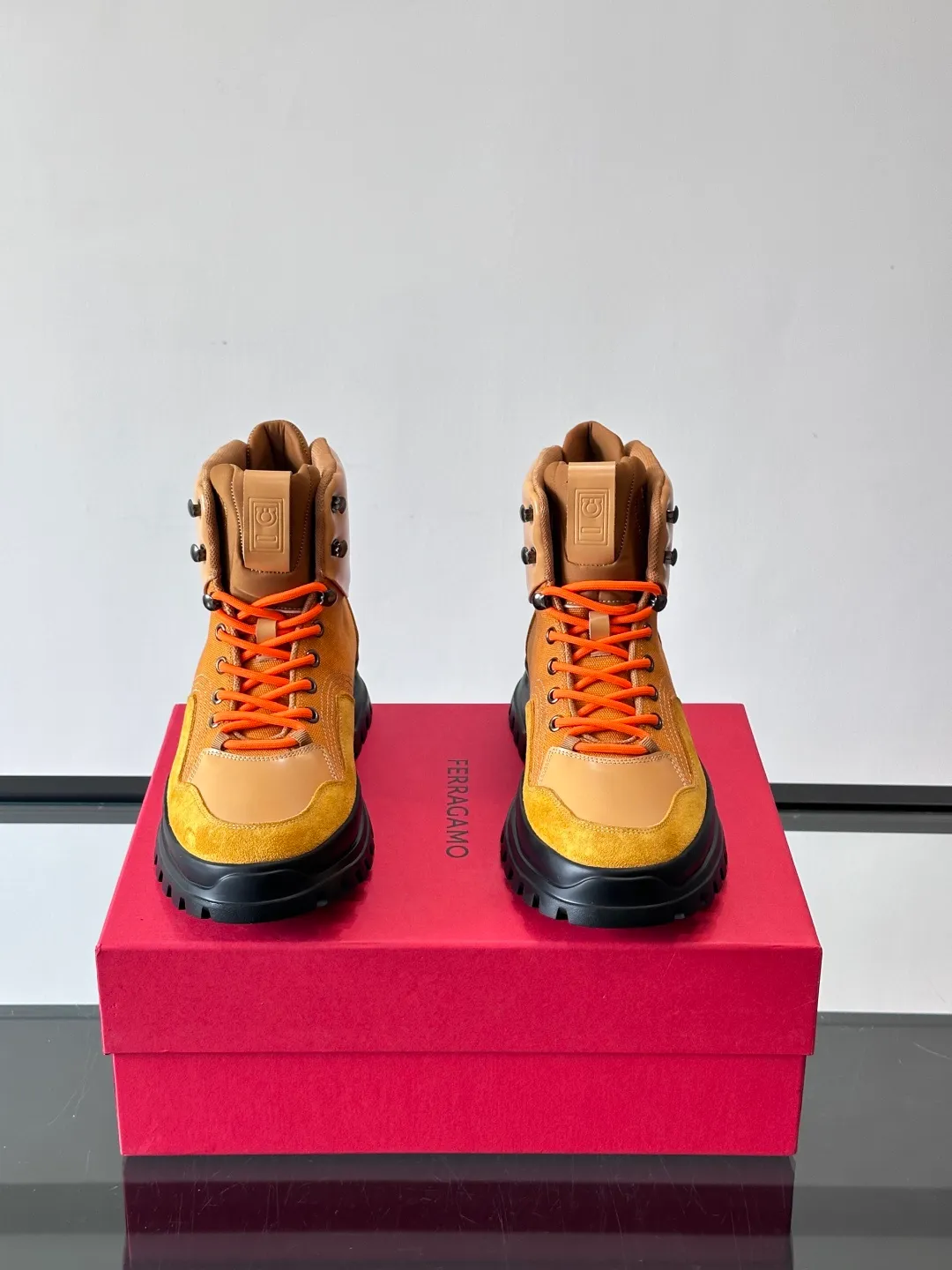 Men's shoes 💰960 Ferragamo's thick-soled lace-up short boots are made of suede + fabric splicing. They have a delicate texture and are breathable. The black rubber thick soles are wear-resistant and have strong traction. They can be worn every day outdoors! The shoelaces are super vibrant and the metal fastener details are perfect. The boot shaft is adjustable, comfortable and stable to wear. It goes well with workwear style or casual style in autumn and winter. It is warm and fashionable. It is suitable for outdoor activities or daily commuting! size: 39-44 (customized at 38.45.46)